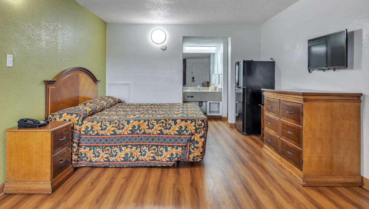 Studios And Suites 4 Less Emporia Buitenkant foto