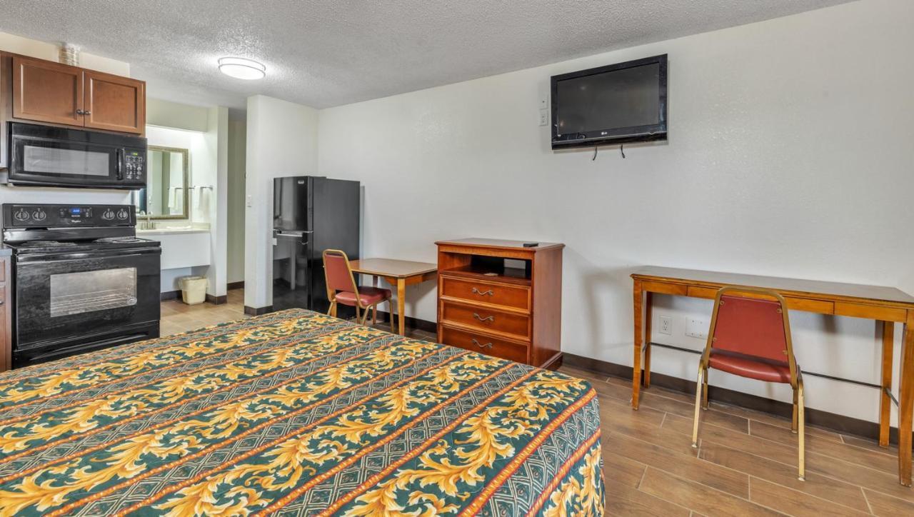 Studios And Suites 4 Less Emporia Buitenkant foto