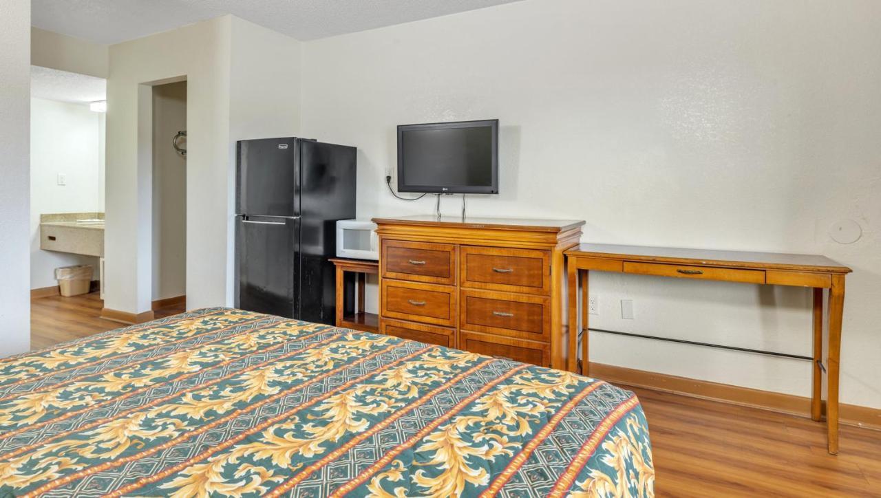 Studios And Suites 4 Less Emporia Buitenkant foto