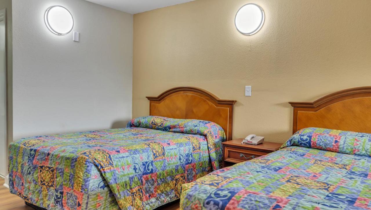 Studios And Suites 4 Less Emporia Buitenkant foto