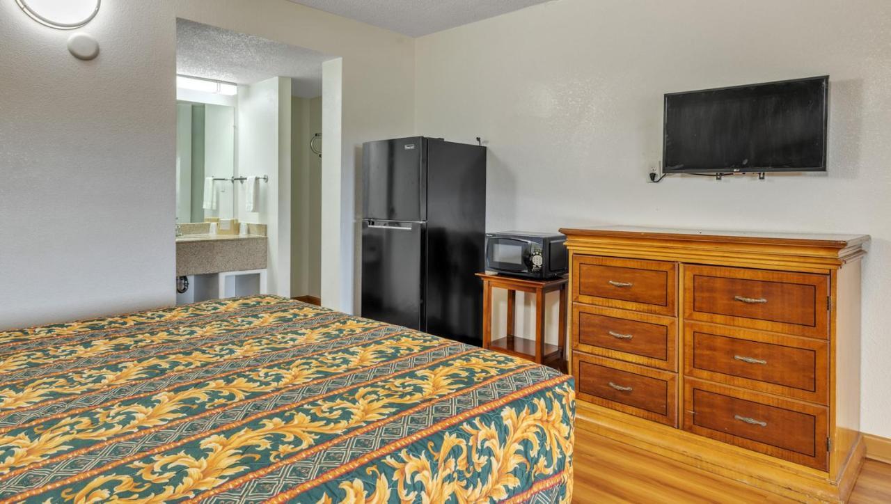 Studios And Suites 4 Less Emporia Buitenkant foto