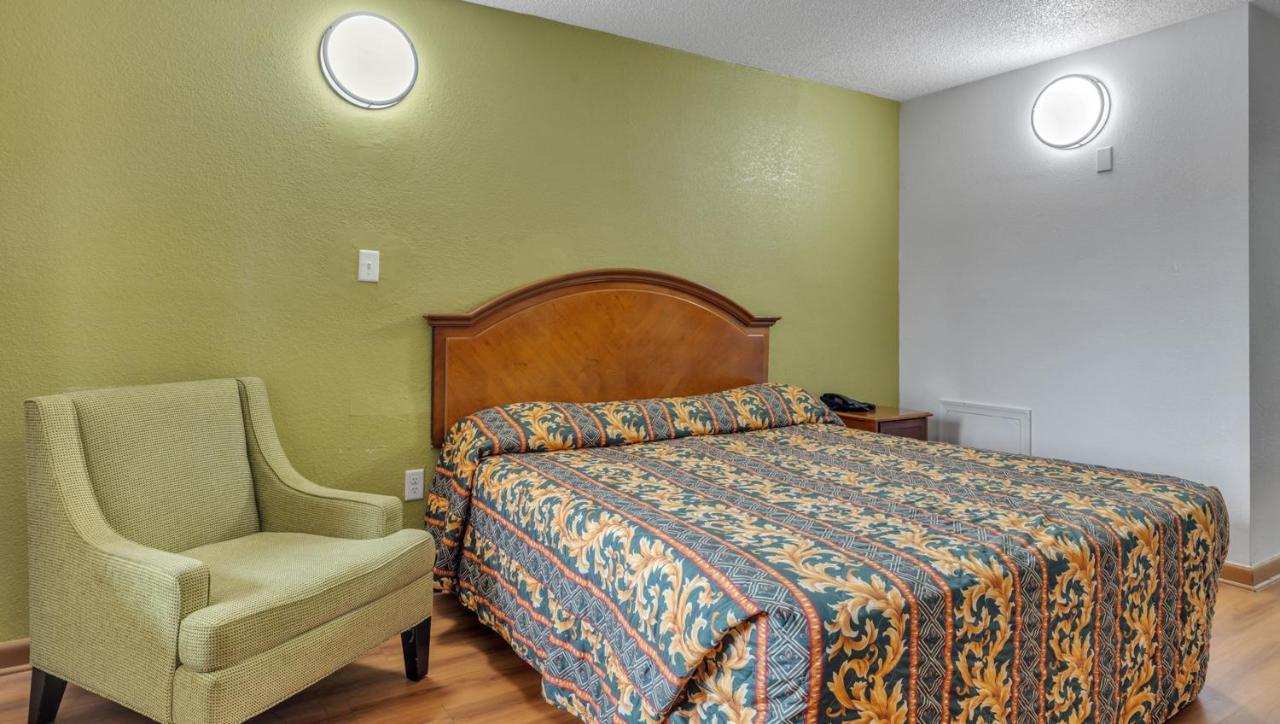 Studios And Suites 4 Less Emporia Buitenkant foto