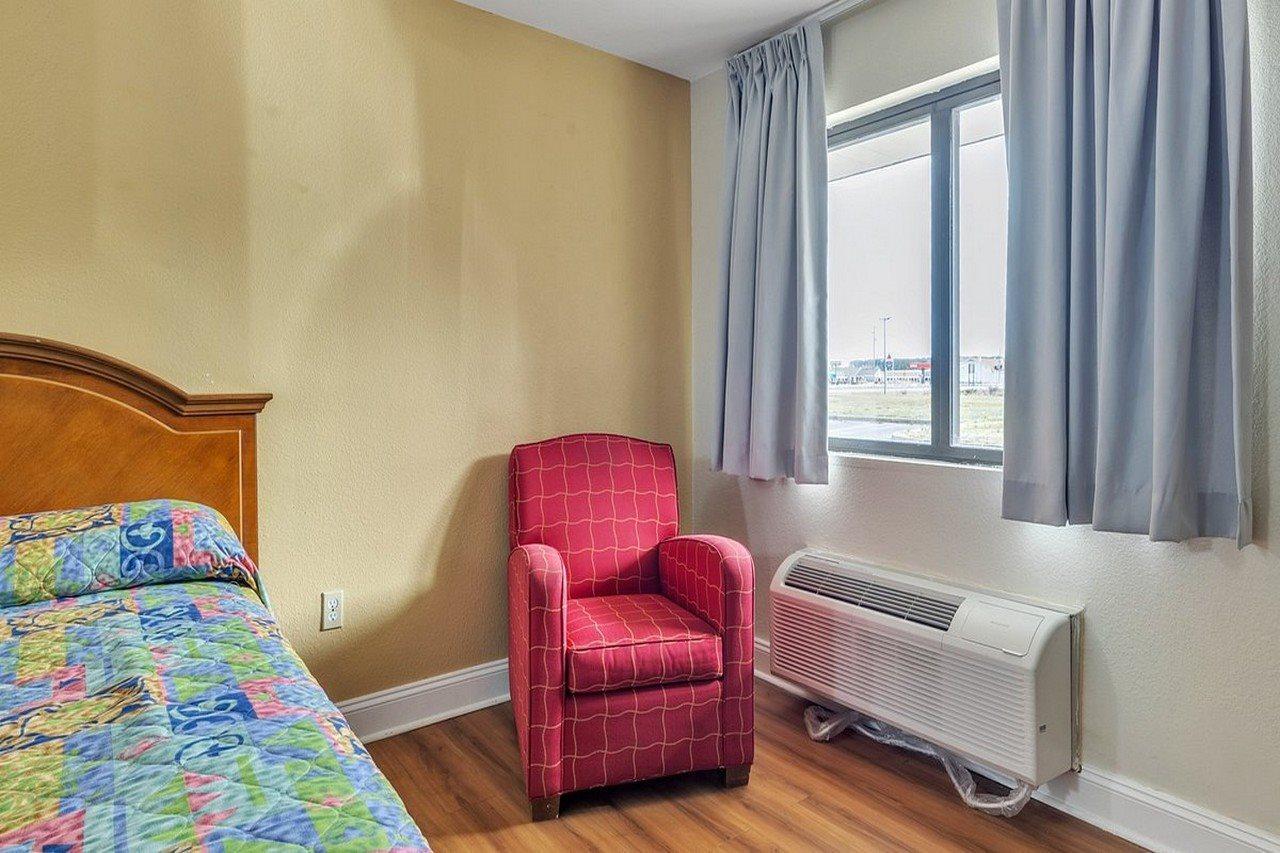 Studios And Suites 4 Less Emporia Buitenkant foto